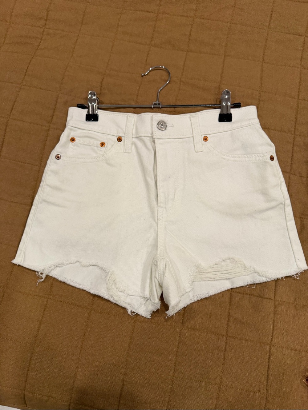 Levi’s denim shorts white
